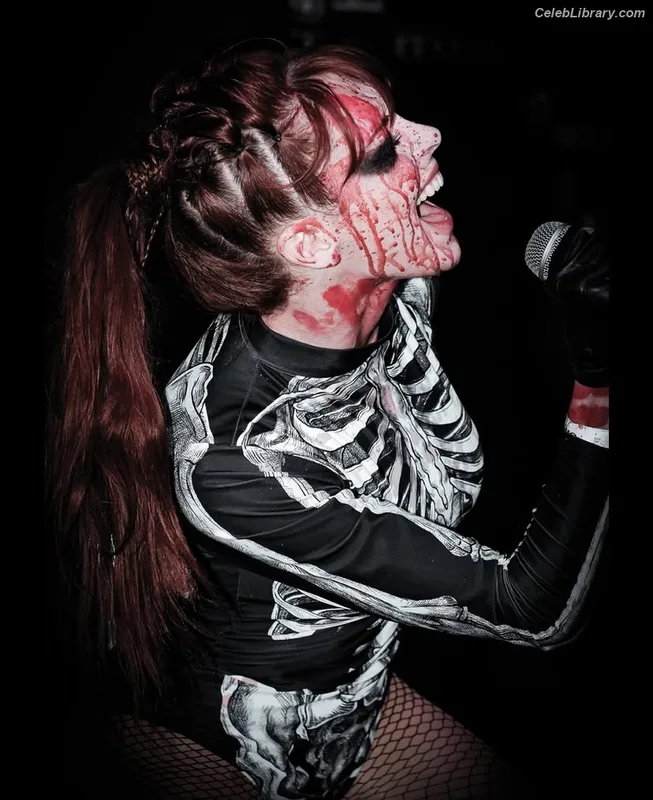 Lisa Foiles photo 5 of 708