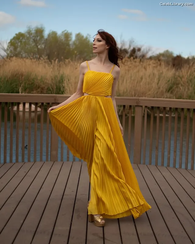Lisa Foiles photo 4 of 708