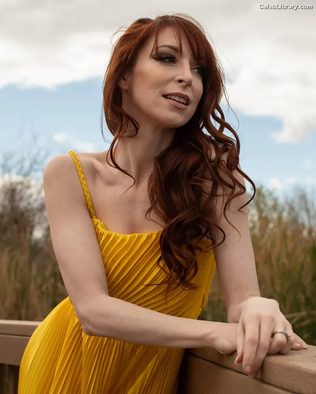 Lisa Foiles photo 6 of 708