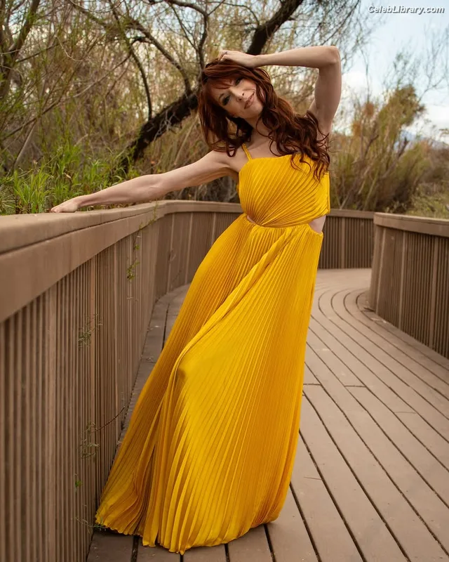 Lisa Foiles photo 7 of 708