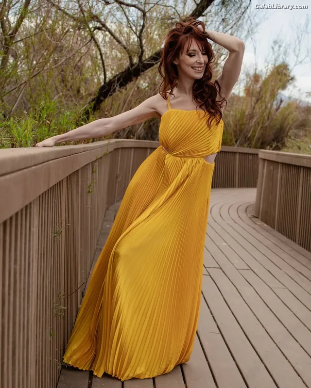 Lisa Foiles photo 8 of 708