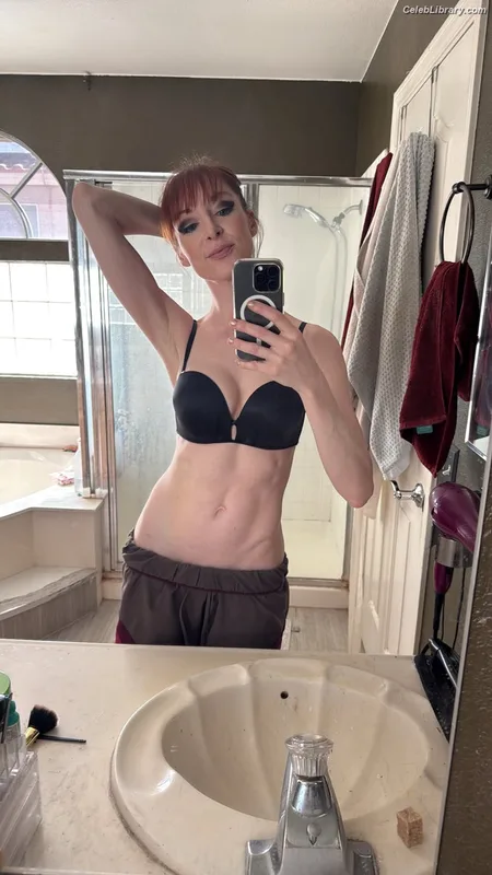 Lisa Foiles photo 9 of 708