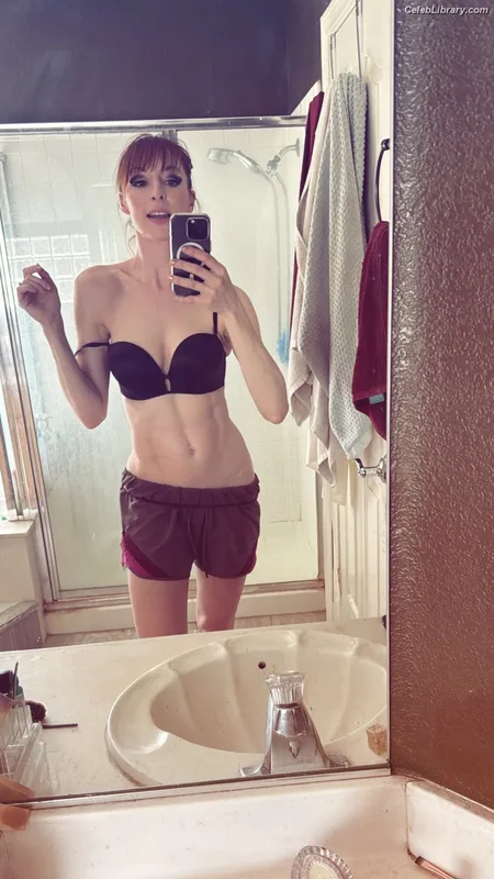 Lisa Foiles photo 10 of 708