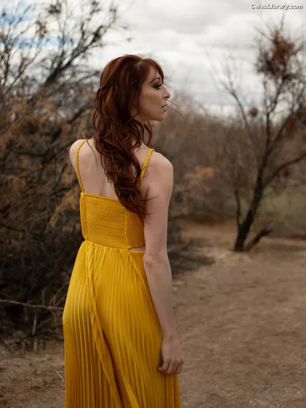Lisa Foiles photo 15 of 708