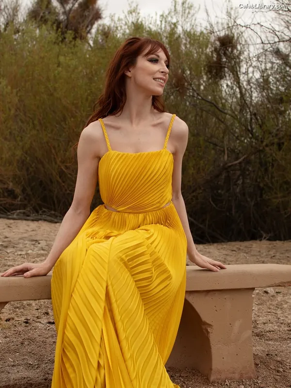 Lisa Foiles photo 3 of 708