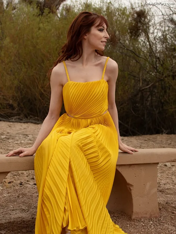 Lisa Foiles photo 4 of 708