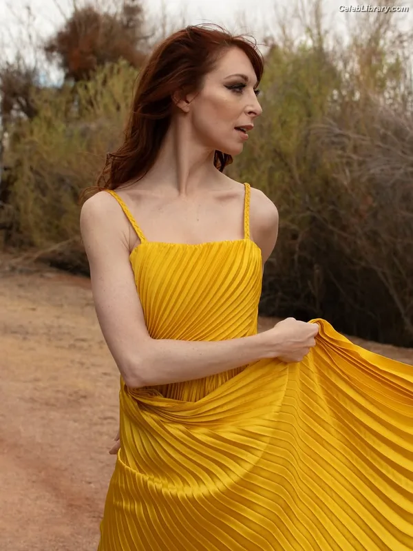 Lisa Foiles photo 5 of 708