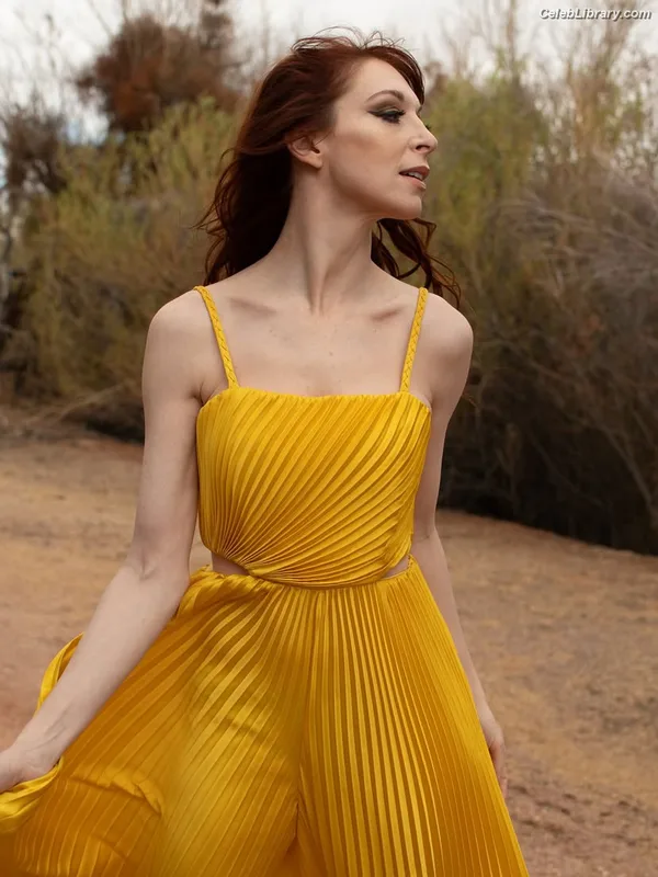 Lisa Foiles photo 6 of 708