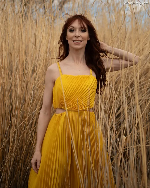 Lisa Foiles photo 7 of 708