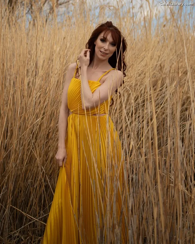 Lisa Foiles photo 8 of 708