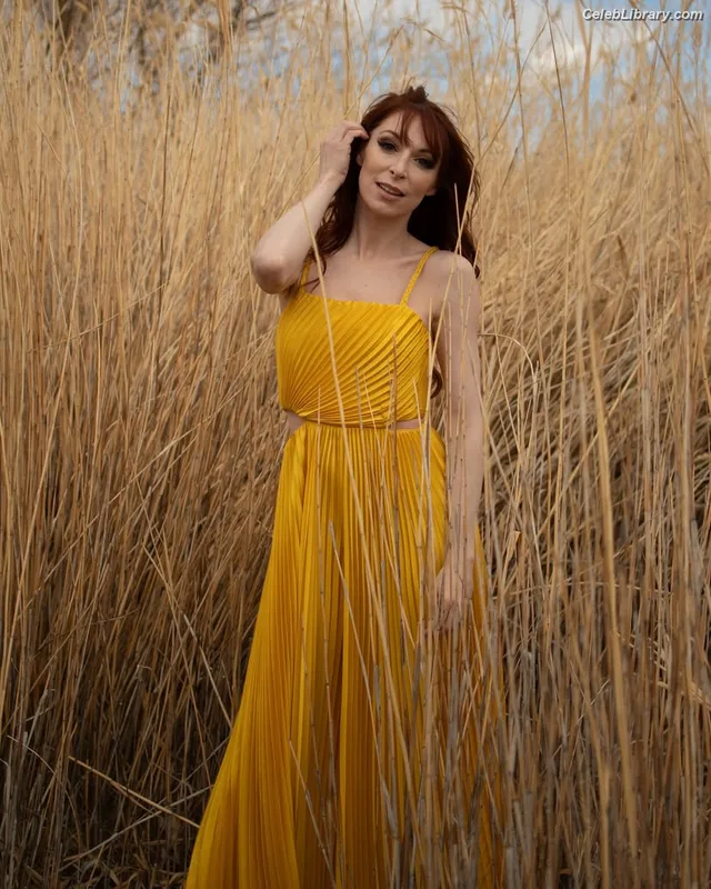 Lisa Foiles photo 9 of 708