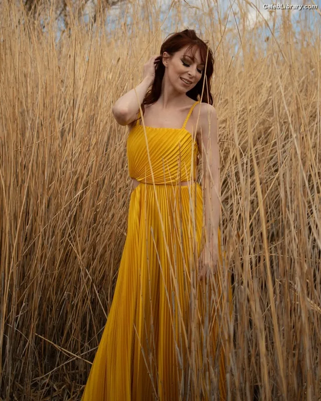 Lisa Foiles photo 10 of 708