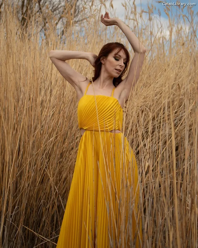 Lisa Foiles photo 12 of 708