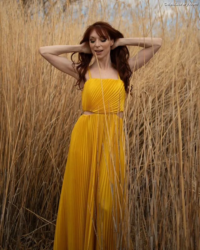 Lisa Foiles photo 13 of 708