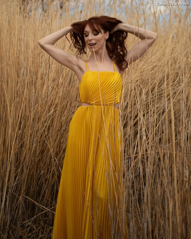 Lisa Foiles photo 14 of 708