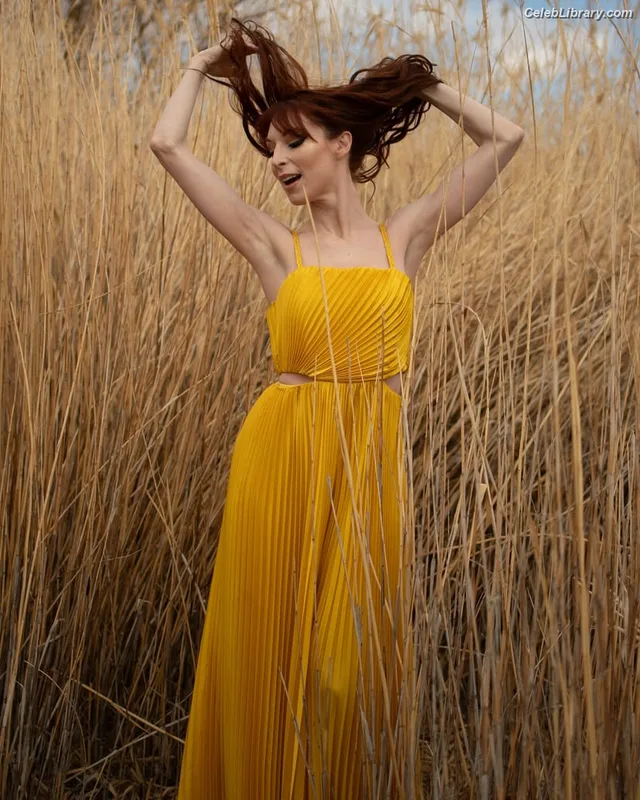 Lisa Foiles photo 15 of 708