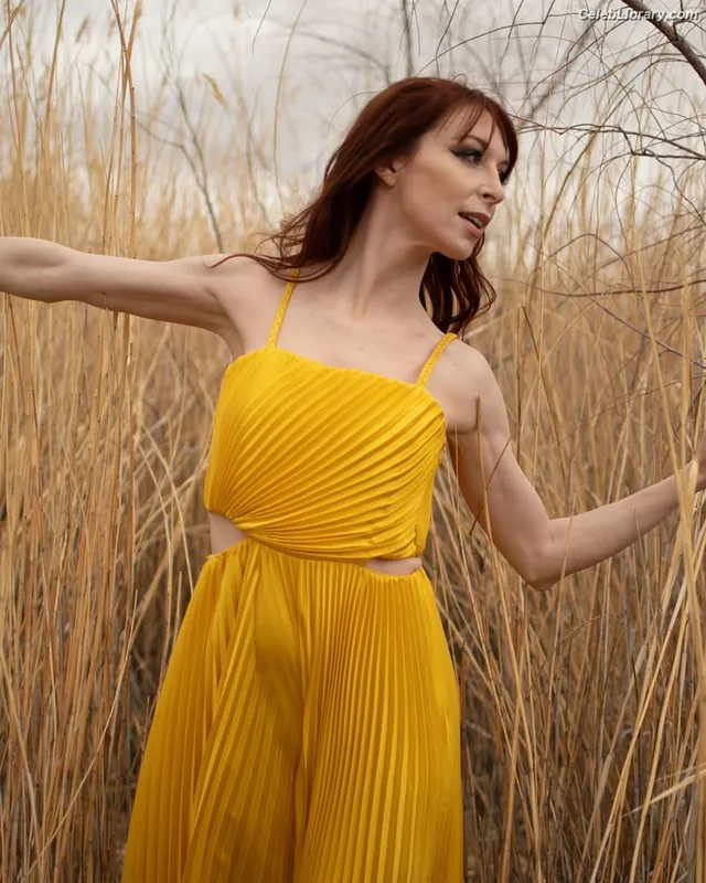 Lisa Foiles photo 17 of 708