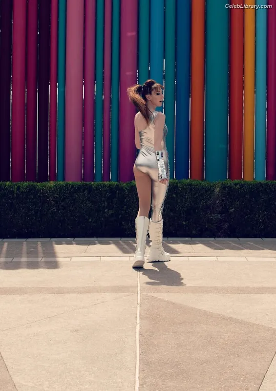 Lisa Foiles photo 19 of 708