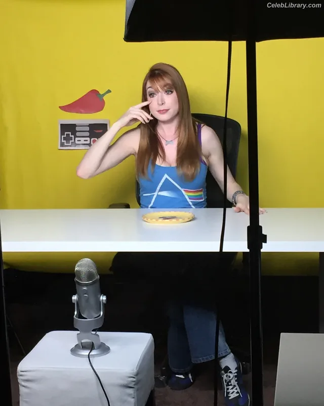 Lisa Foiles photo 12 of 708