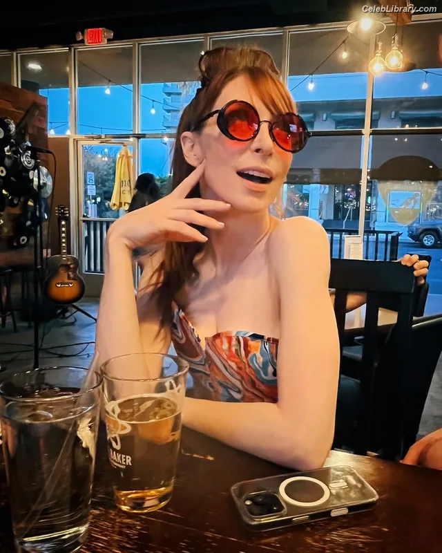 Lisa Foiles photo 5 of 708