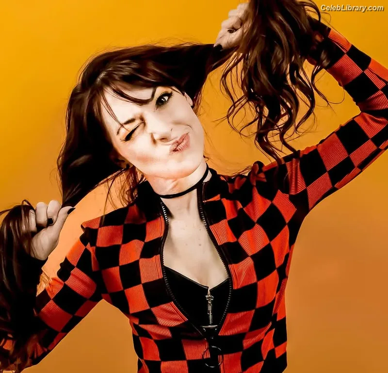 Lisa Foiles photo 6 of 708