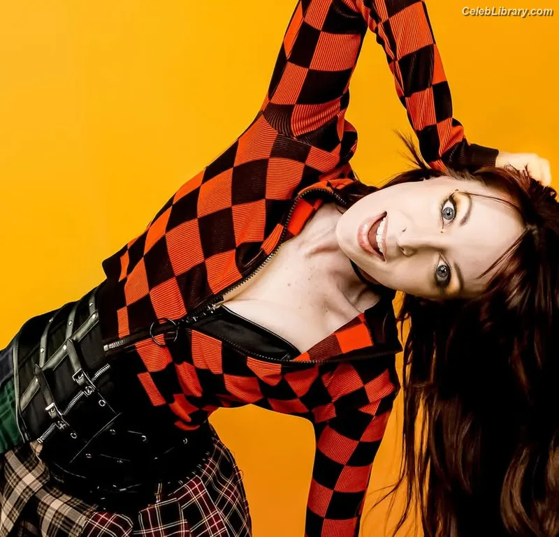Lisa Foiles photo 7 of 708