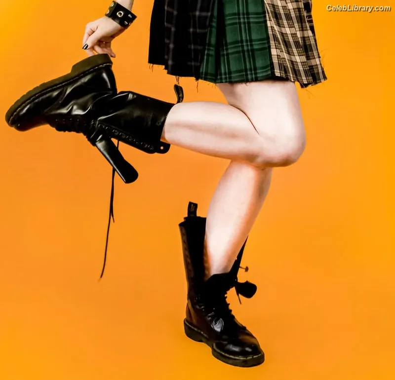 Lisa Foiles photo 8 of 708