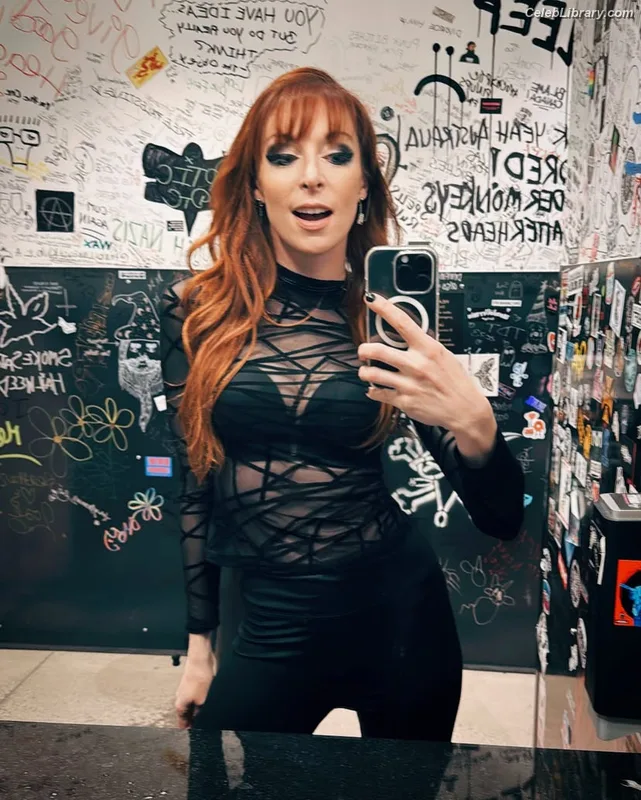 Lisa Foiles photo 22 of 708