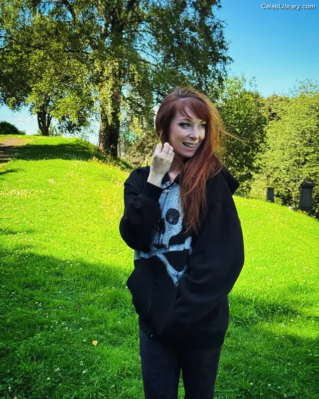 Lisa Foiles photo 4 of 708