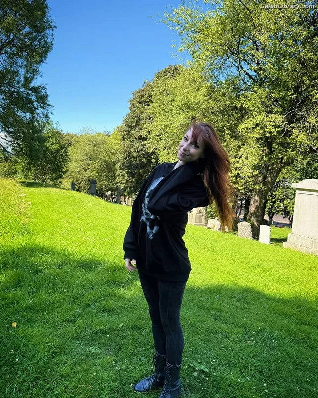 Lisa Foiles photo 5 of 708
