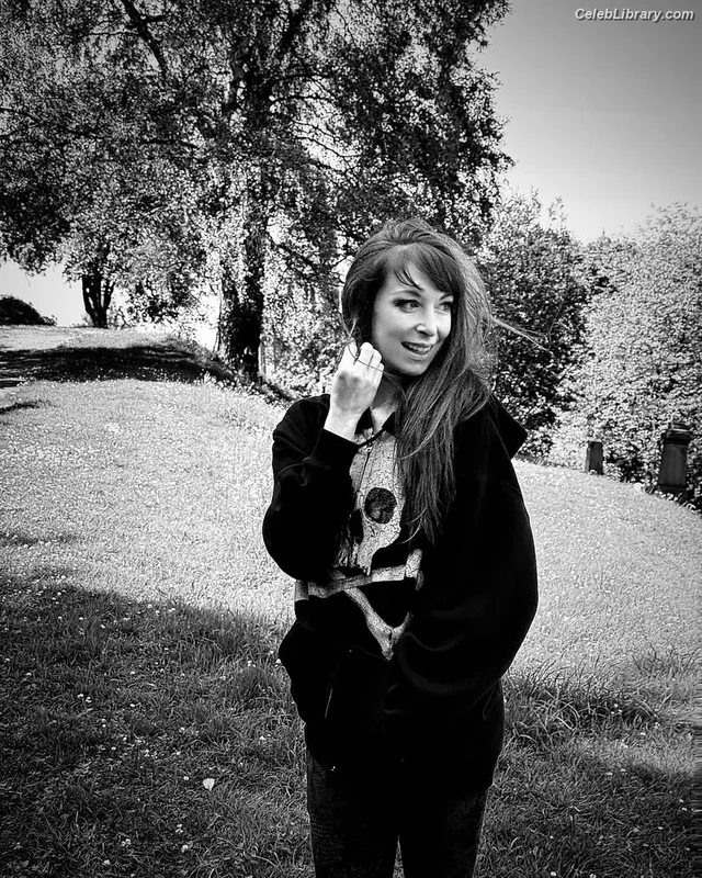 Lisa Foiles photo 6 of 708