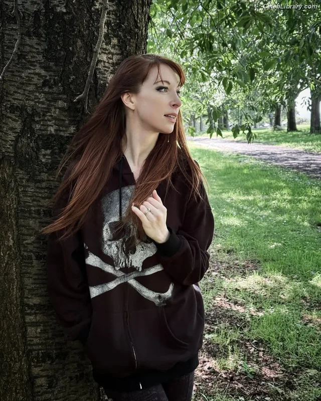 Lisa Foiles photo 7 of 708
