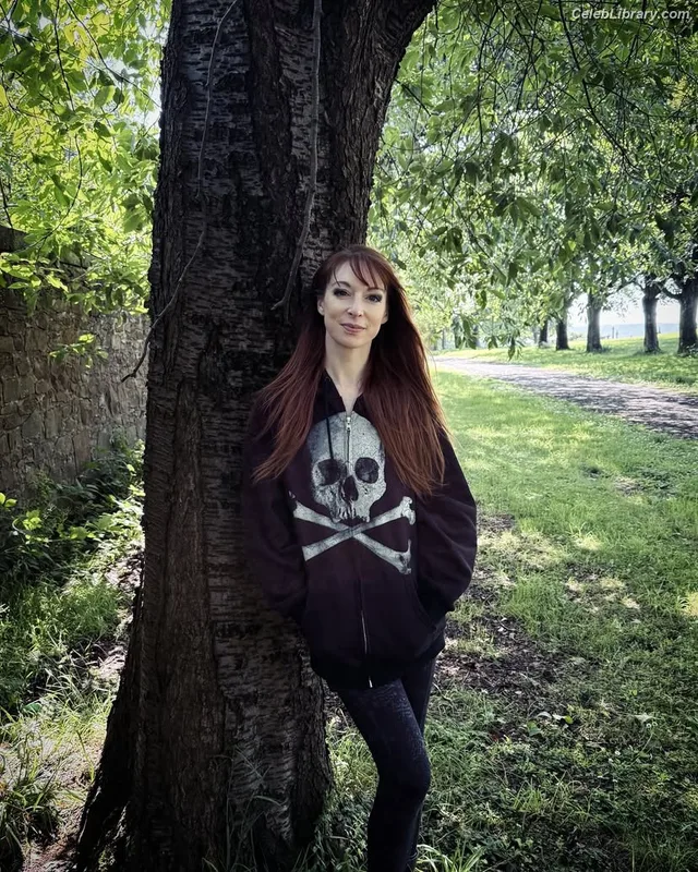 Lisa Foiles photo 8 of 708