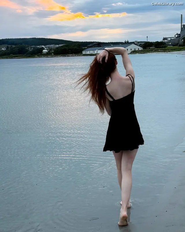 Lisa Foiles photo 13 of 708