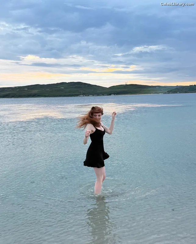 Lisa Foiles photo 14 of 708