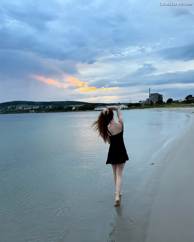 Lisa Foiles photo 15 of 708