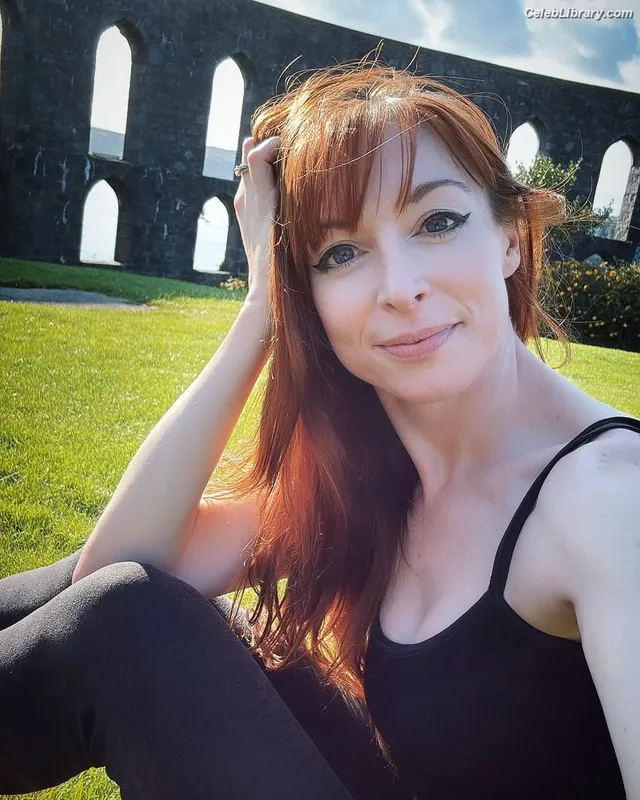 Lisa Foiles photo 16 of 708
