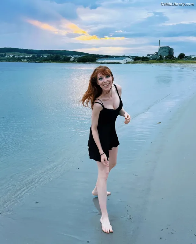 Lisa Foiles photo 17 of 708