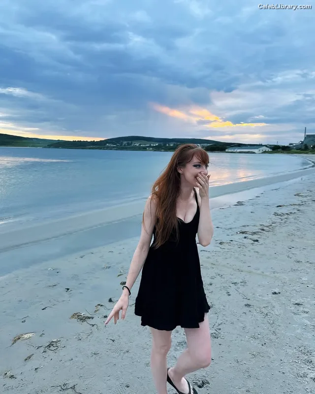 Lisa Foiles photo 18 of 708