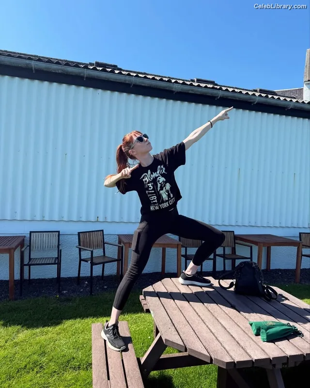 Lisa Foiles photo 5 of 708