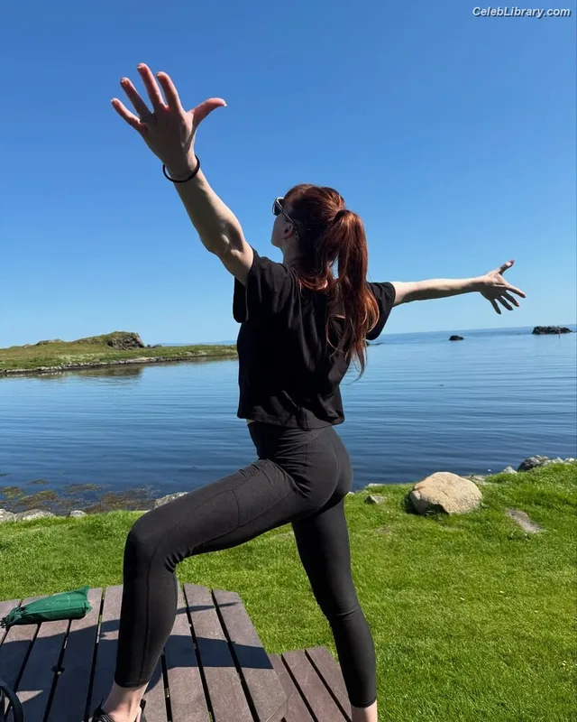 Lisa Foiles photo 9 of 708