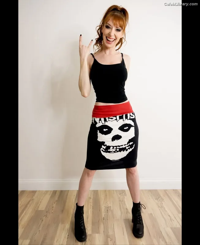 Lisa Foiles photo 3 of 708