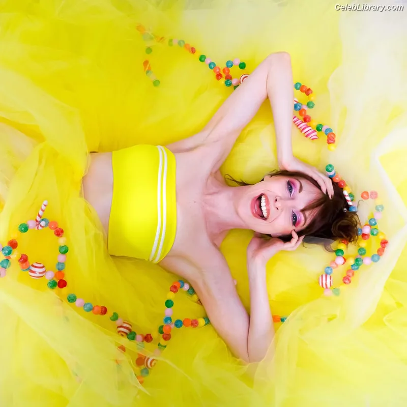 Lisa Foiles photo 8 of 708