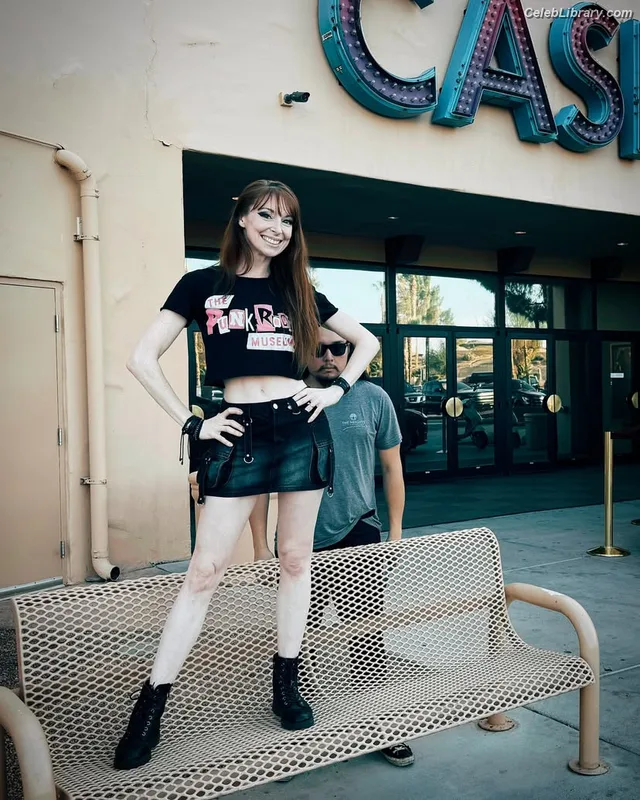 Lisa Foiles photo 11 of 708
