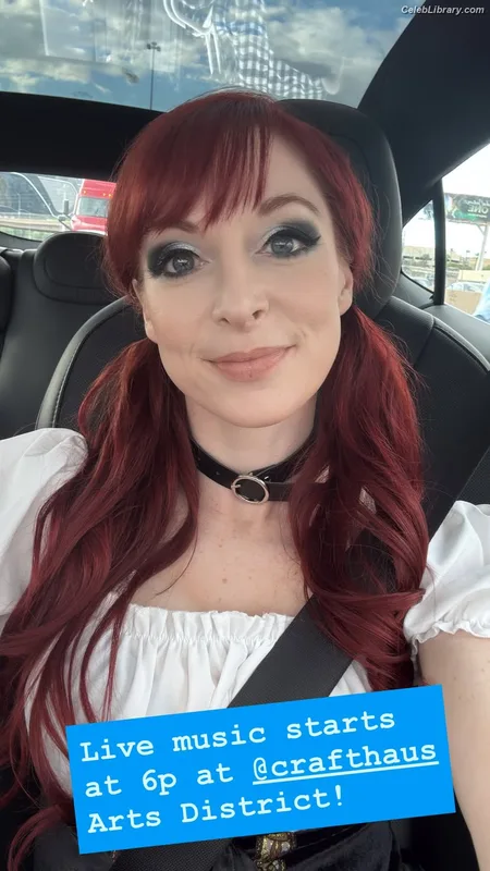 Lisa Foiles photo 5 of 708