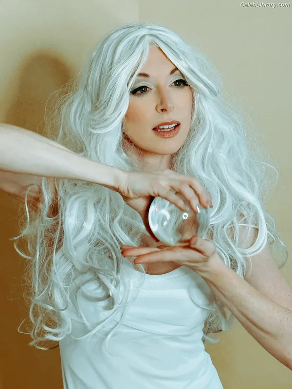 Lisa Foiles photo 6 of 708
