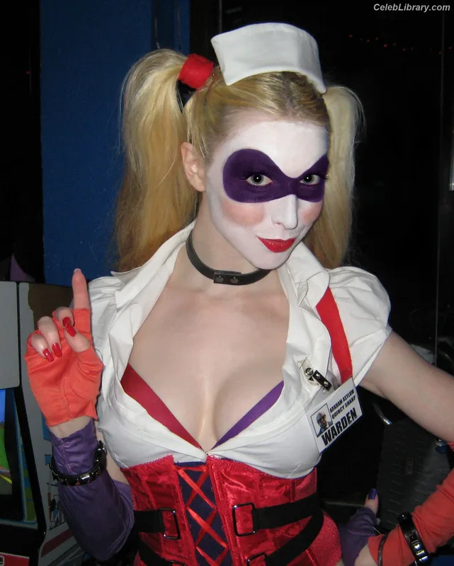 Lisa Foiles photo 7 of 708