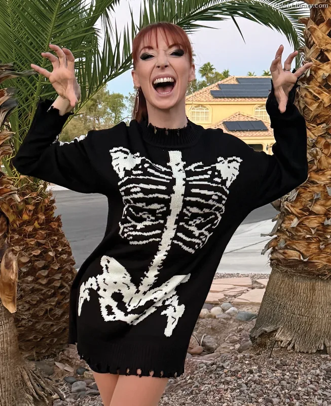 Lisa Foiles photo 21 of 708
