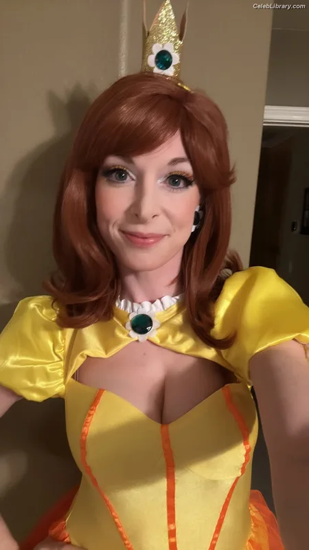 Lisa Foiles photo 23 of 708