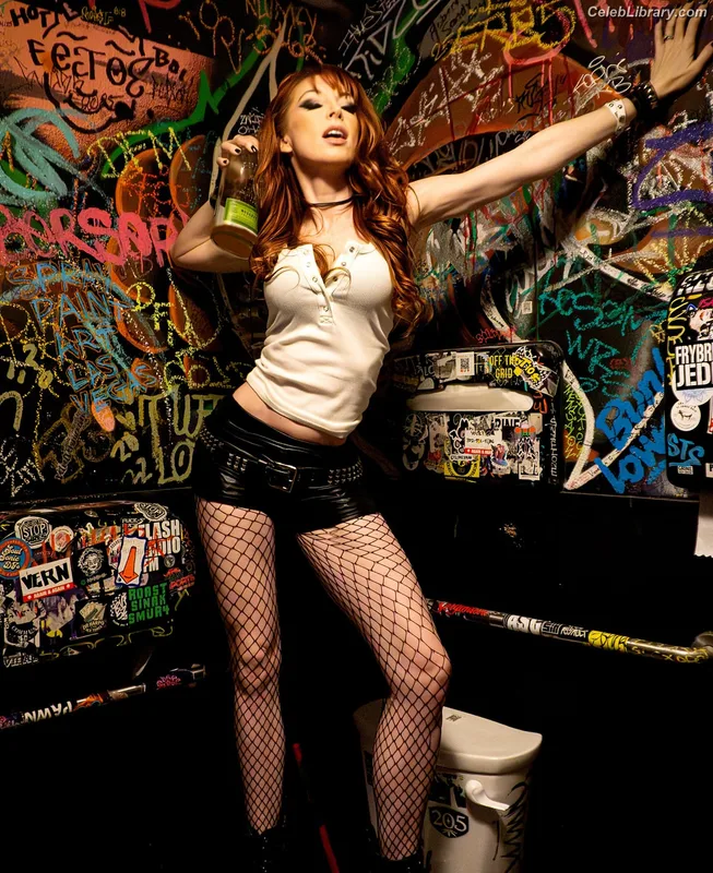 Lisa Foiles photo 7 of 708